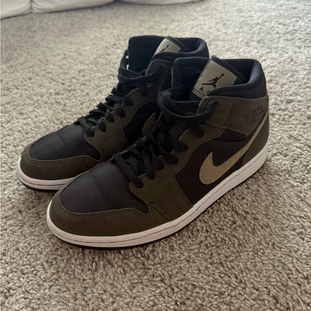 Nike WMNS Jordan 1 Mid Olive